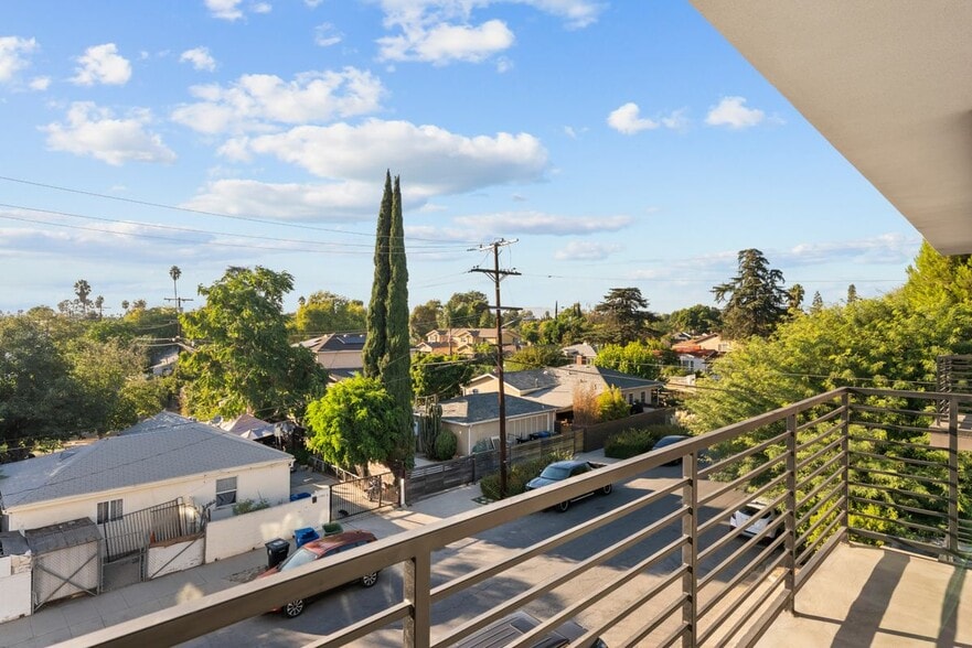 Building Photo - 13853 Victory Blvd