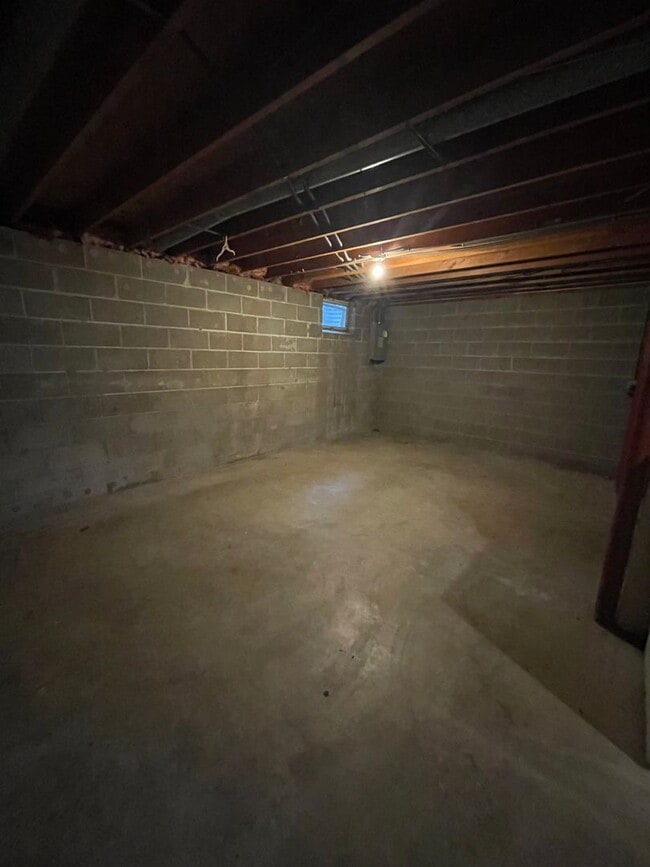 Building Photo - Spacious 3 BR / 2 BA Townhouse w/ Walkout ...