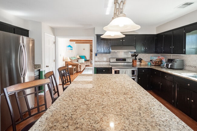 Building Photo - GORGEOUS 5 BEDROOM HOME LOCATED IN SALEM W...