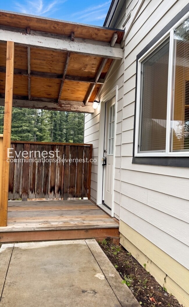 Building Photo - 2-Bed/1-Bath Town Home/ Available Now!
