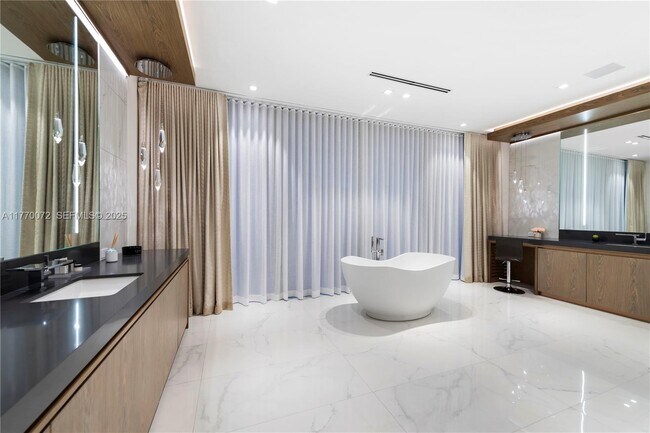 Building Photo - 1400 Bayview Dr