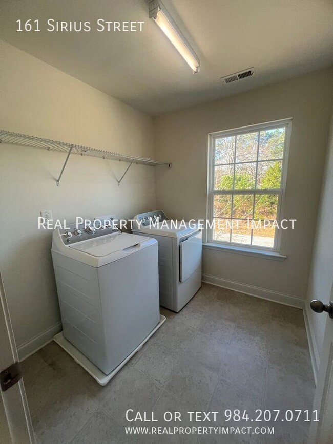 Building Photo - Spacious 3 Bedroom 2.5 Bathroom Modern Hom...