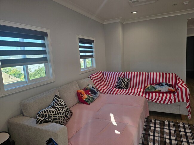 Building Photo - Fully Furnished 2 Bed, 2 Bath Townhome – 5...
