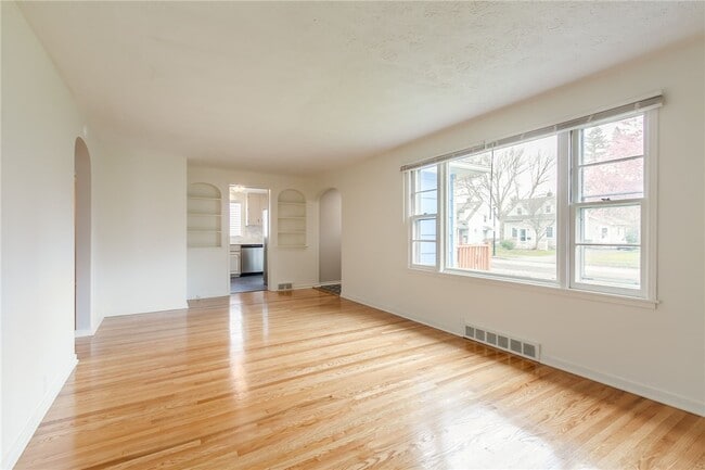 Building Photo - 345 Colebourne Rd