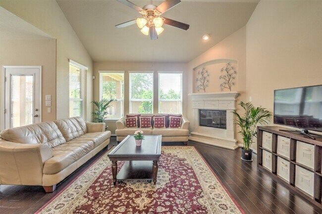 Building Photo - 26335 Cedar Pine Dr