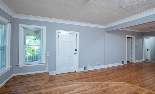 Building Photo - 727 W 117th St