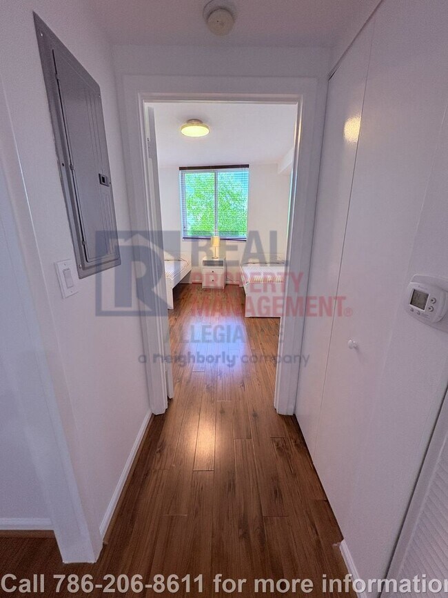 Building Photo - Modern 2BR/2BA Condo in Aventura – Furnish...