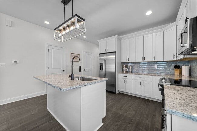 Building Photo - Salisbury Townhome w/ Garage