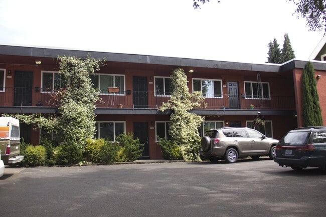 Building Photo - Bottom level 2bed, new s/s appliances, off street parking, on site laundry, all dogs welcome!