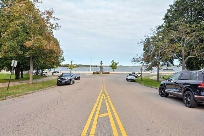 Building Photo - 41 Farragut Rd