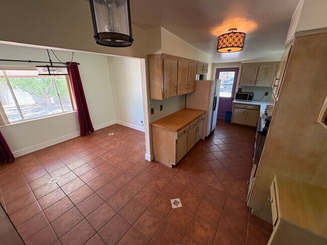 Building Photo - Eastside home with privacy on cul-de-sac
