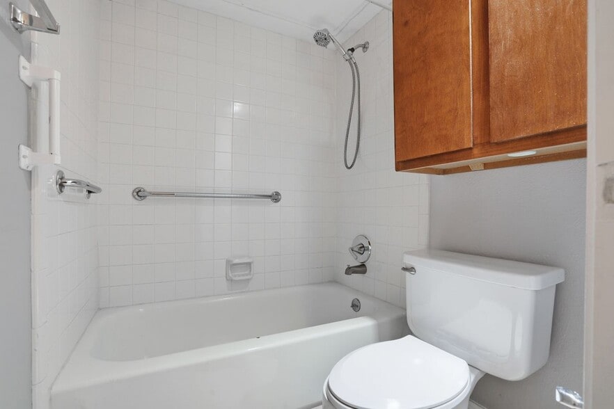 Building Photo - 2535 Wedglea Dr