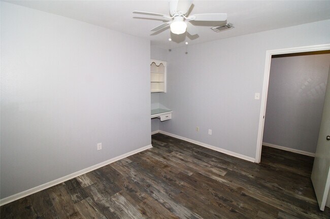 Building Photo - 1030 Montour Dr