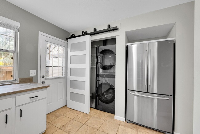 Building Photo - $2,450.00, 2-bed, 2.5 bath, located in Lak...