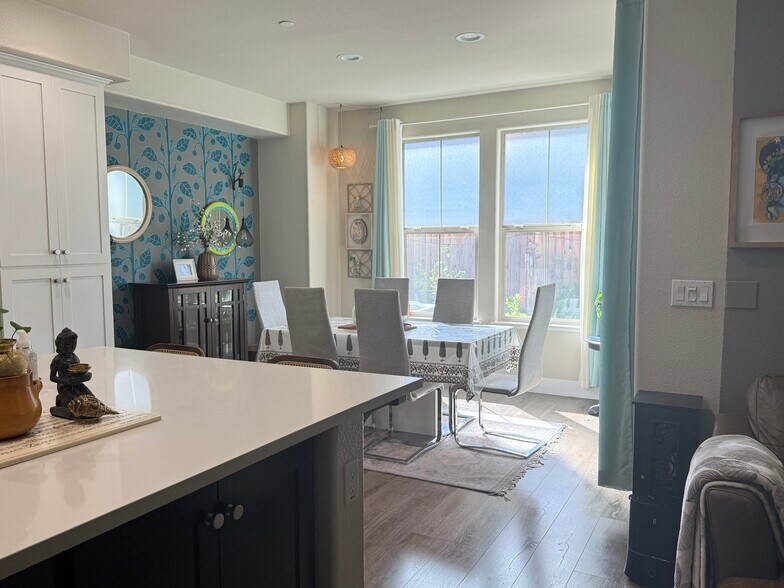 Dining ..beautiful accent wall ! - 27 Rogers Ln