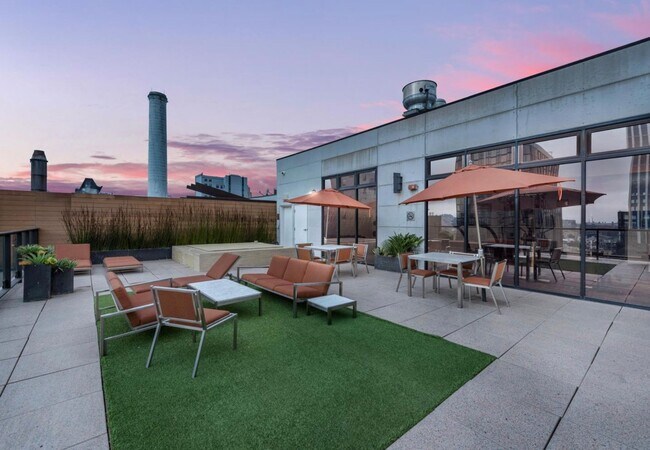 Building Photo - 1BR/1BA PENTHOUSE! Enormous Private Roof D...