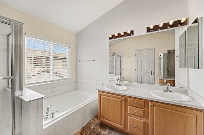 Building Photo - Spacious 3 Bed 2.5 Bath in the heart of Aurora!