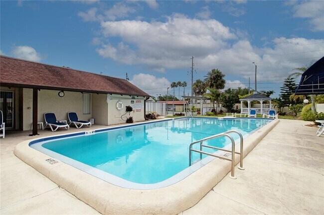 Building Photo - 1100 E Bay Dr