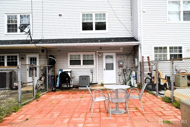 Building Photo - 51 Larch St