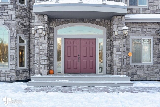 Building Photo - Gorgeous Palmer Home!