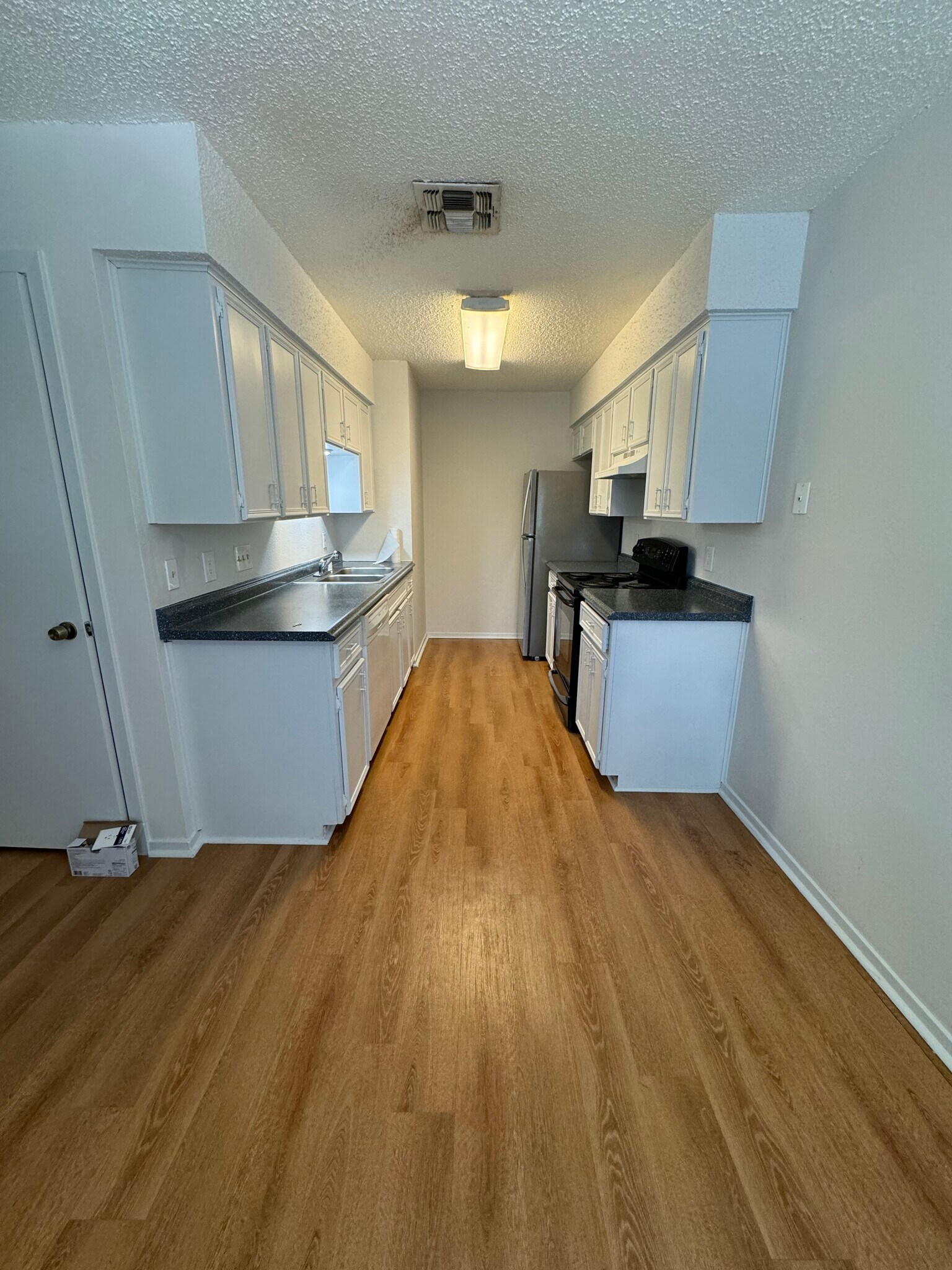 Newly resurfaced countertops and cabinets - 7000 Oak Meadow Cir