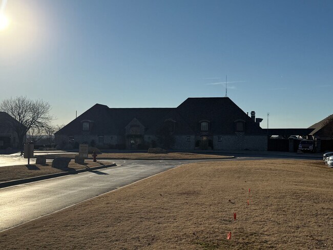 Building Photo - Right On The Green- 3 Bedroom Updated Home on Battle Creek