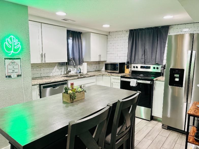 Building Photo - 2881 W 65th Ave