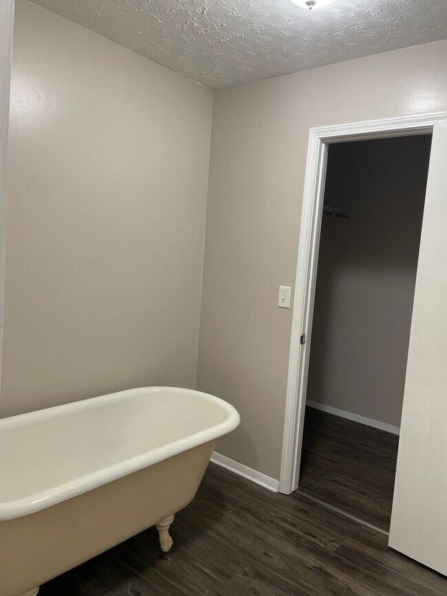 Building Photo - 8927 Cornell Dr