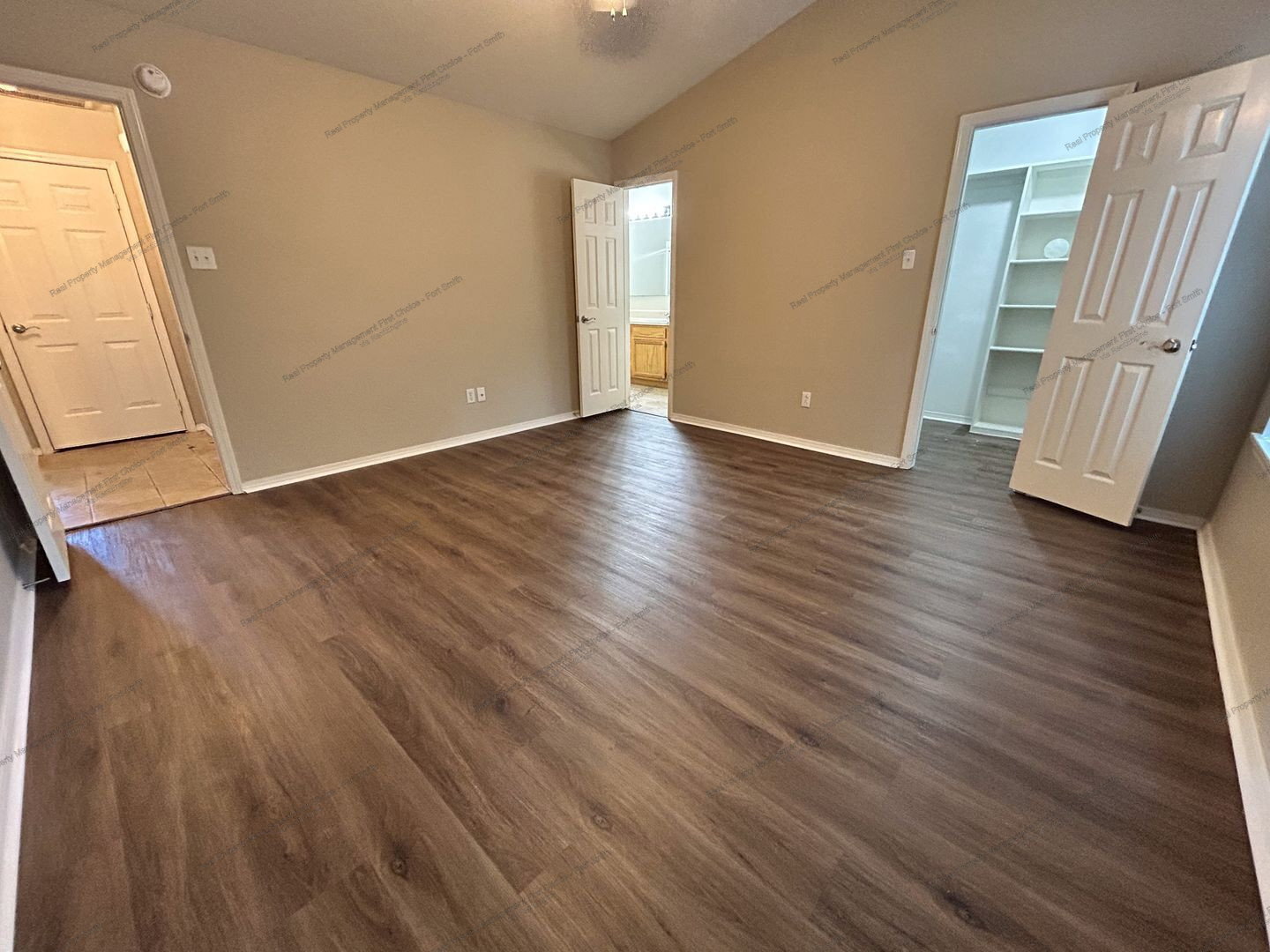 Building Photo - 1475 E Gate Dr