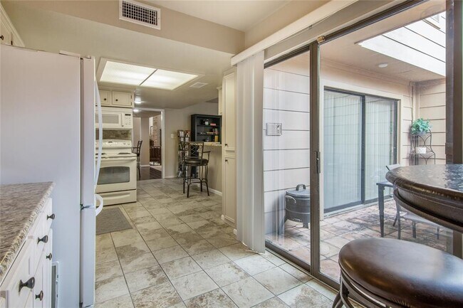 Building Photo - 9344 Briar Forest Dr