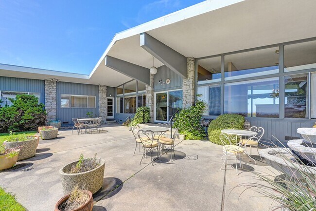 Building Photo - Luxury Living with Stunning 360-Degree Vie...
