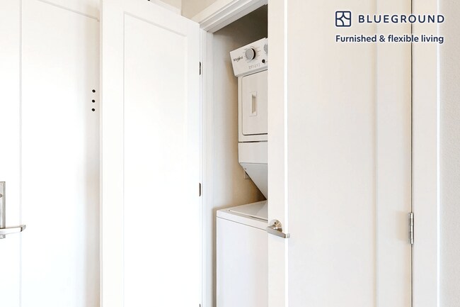 Building Photo - 825 S Myrtle Ave