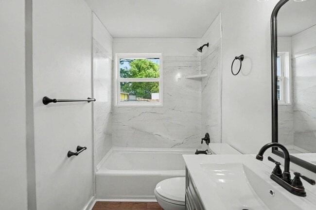 Building Photo - 3 BED | 1 BATH | HUNTER ARMY AIR FIELD