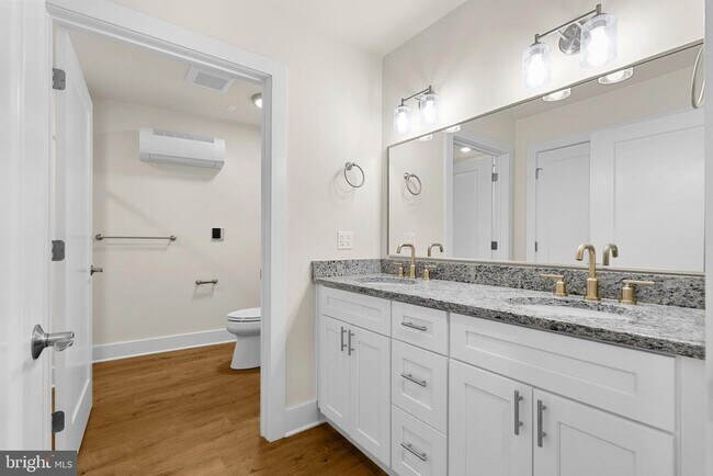 Building Photo - 30 W Broad St