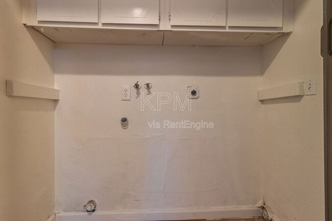 Building Photo - 7409 Village Green Dr