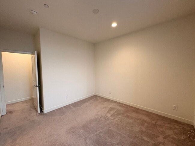 Building Photo - 2 Bed, 2.5 Bath in Anaheim!