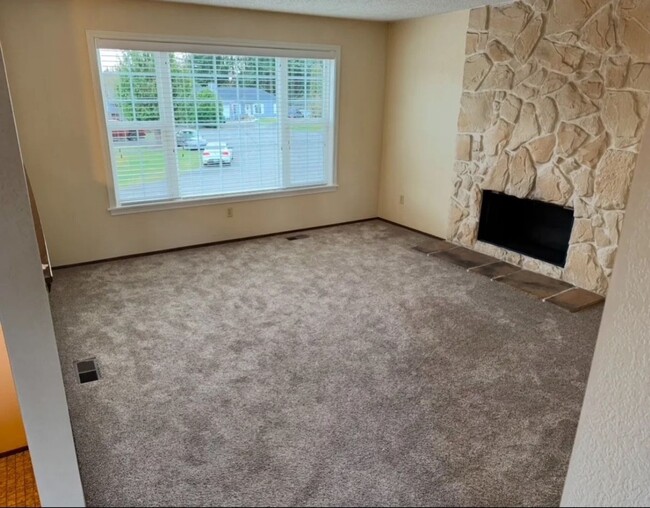 Building Photo - 3 bedroom 2 bathroom split level home with...