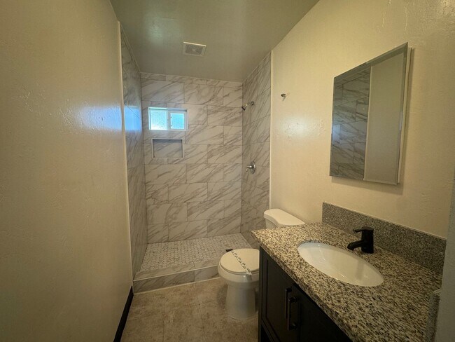 Building Photo - Cozy two bedroom in 93308!