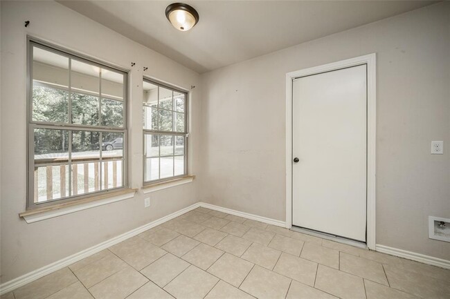 Building Photo - 10685 Royal Cavins Dr