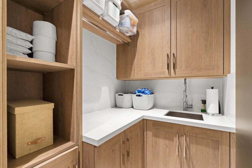 Building Photo - 18975 Collins Ave