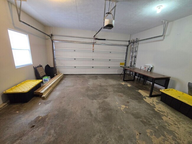 Building Photo - 4 Bedroom Townhome for Rent in Normal!