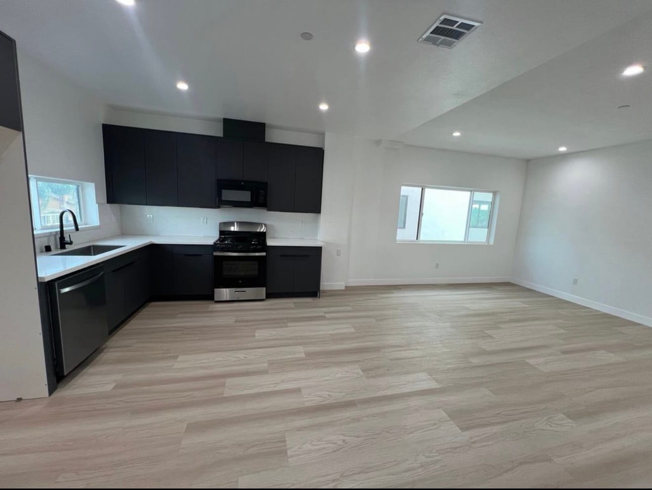 Building Photo - 4900 Lennox Blvd
