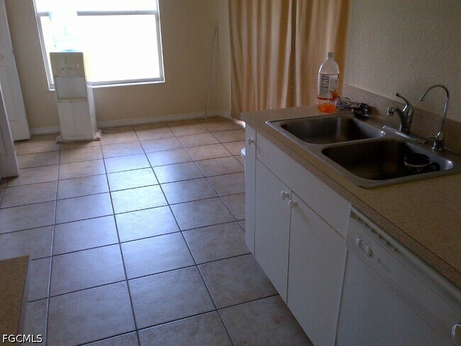 Building Photo - 622 Grant Ave