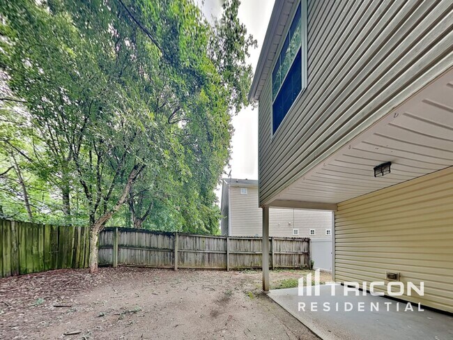 Building Photo - 221 Osmanthus Way