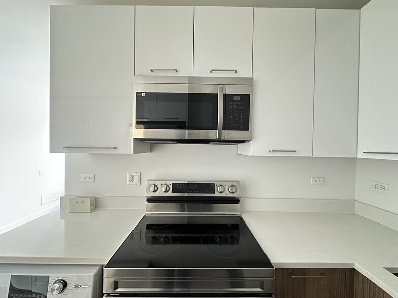 Building Photo - 941 W Carmen Ave