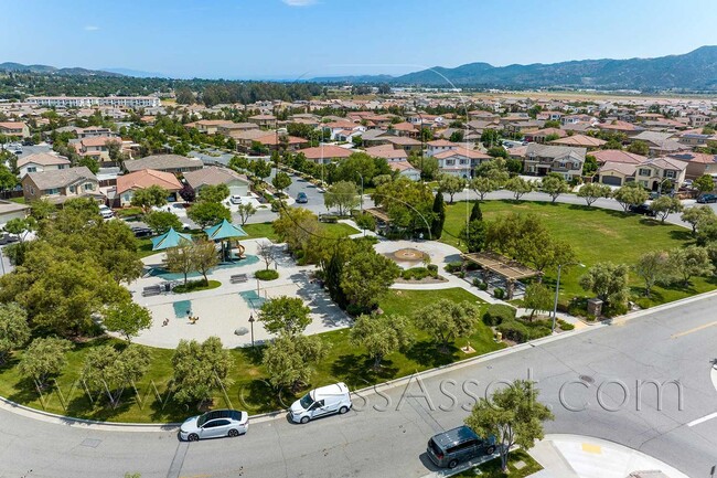 Building Photo - Stunning  Two-Story 4 Bed/3 Bath Home in B...