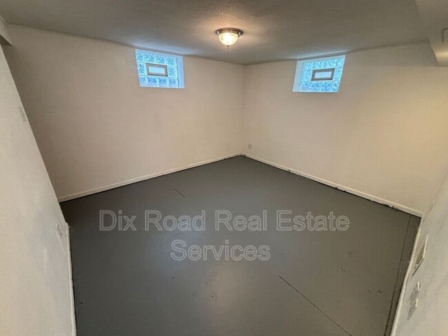 Building Photo - 3330 Van Zandt Dr