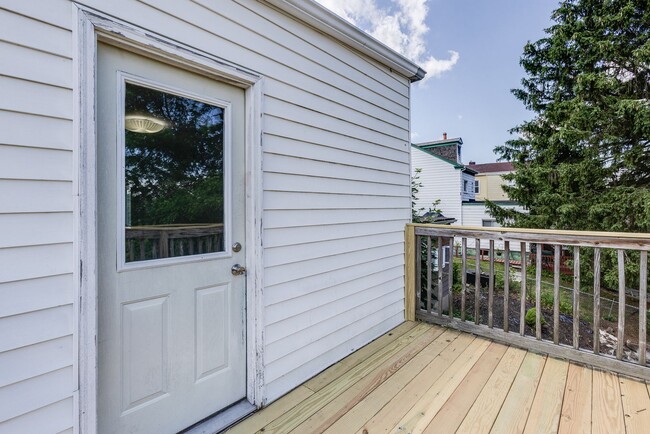Building Photo - 2823 Cobden St