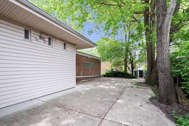 Building Photo - 3001 W Chase Ave