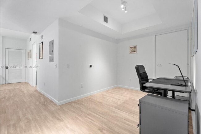 Building Photo - 1300 Brickell Bay Dr